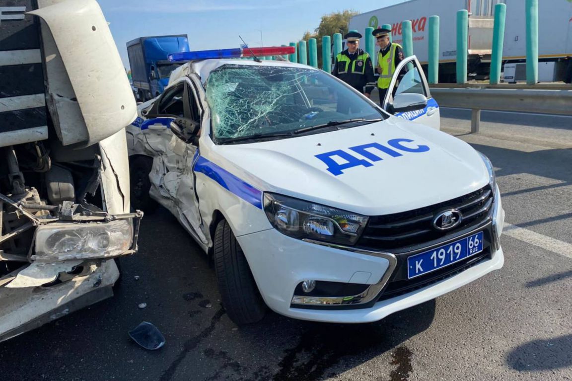 Свердловские полицейские в погоне за лихачом попали в аварию - «Уральский  рабочий»